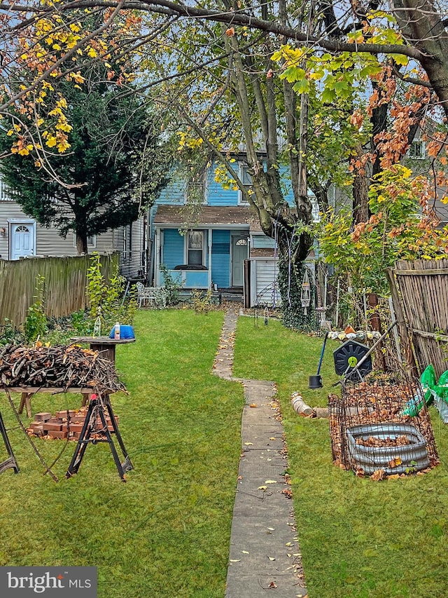 view of front facade with a front yard