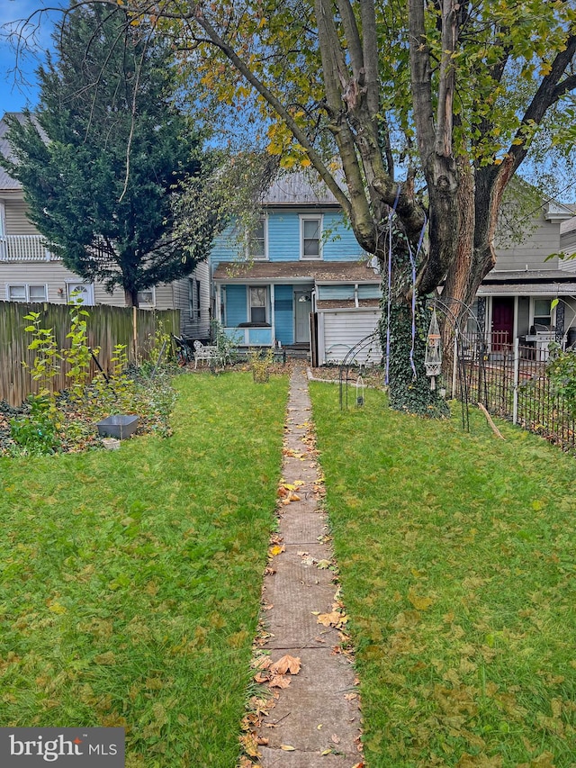 view of front of home featuring a front yard