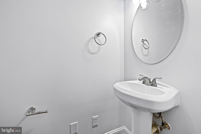 bathroom featuring sink