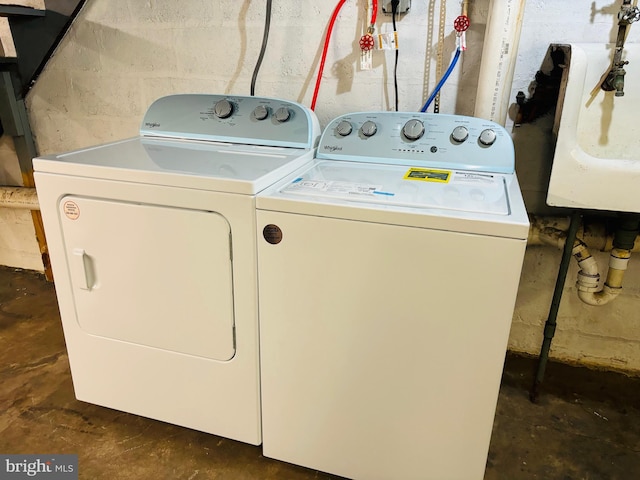 laundry room with washing machine and clothes dryer