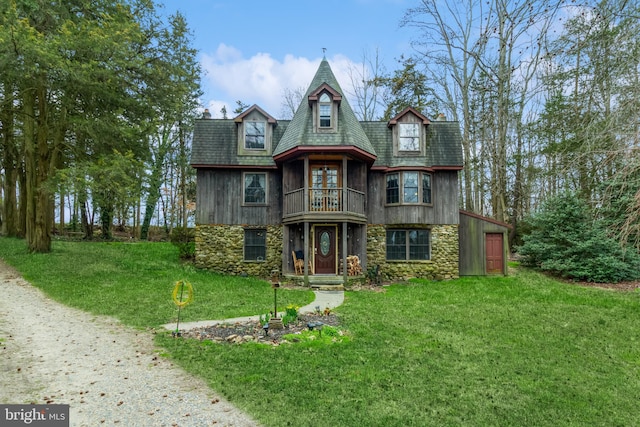 victorian home with a front lawn