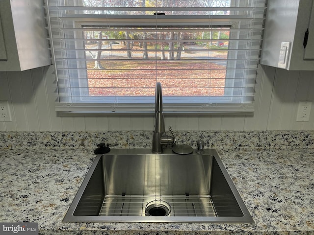 room details featuring sink