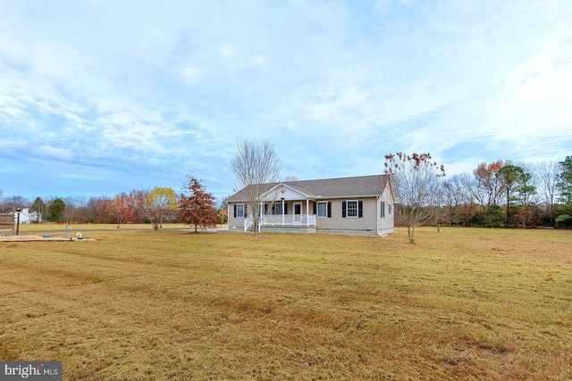 view of front of property featuring a porch and a front yard