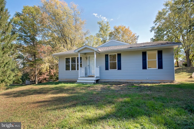 ranch-style home featuring a front lawn