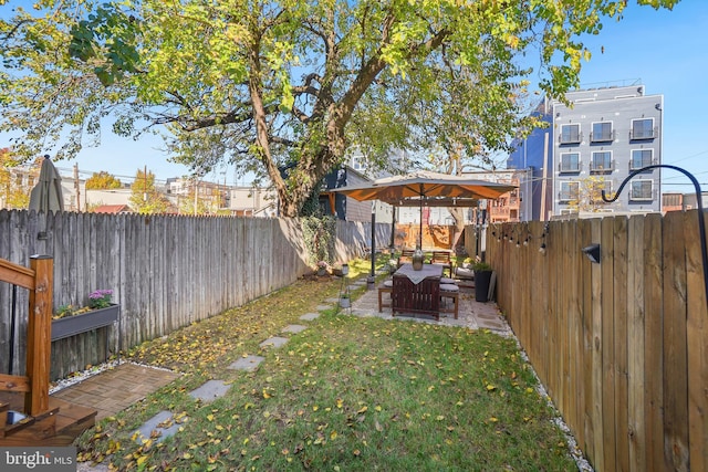 view of yard featuring a patio area and an outdoor hangout area