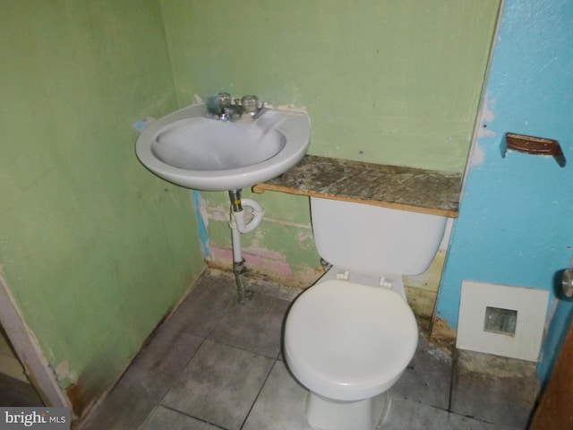 bathroom featuring toilet and sink