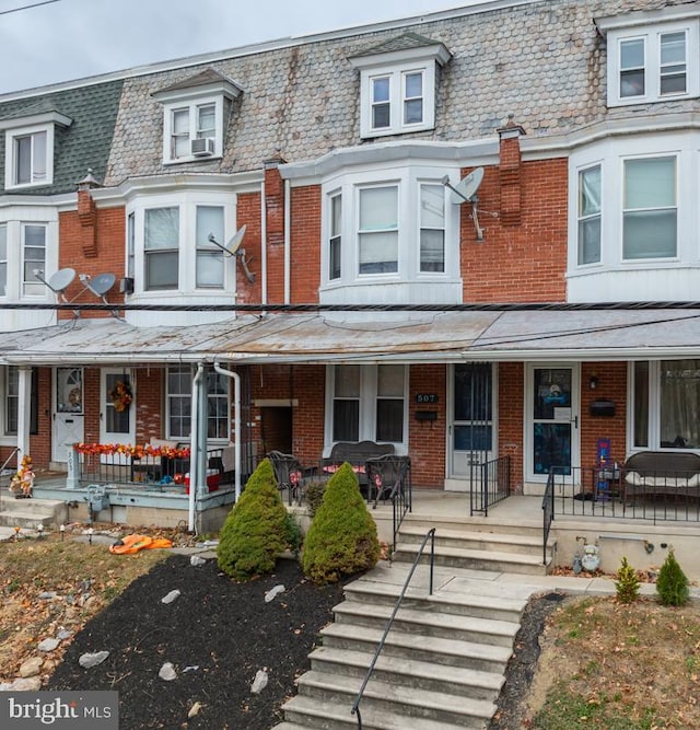 townhome / multi-family property featuring covered porch