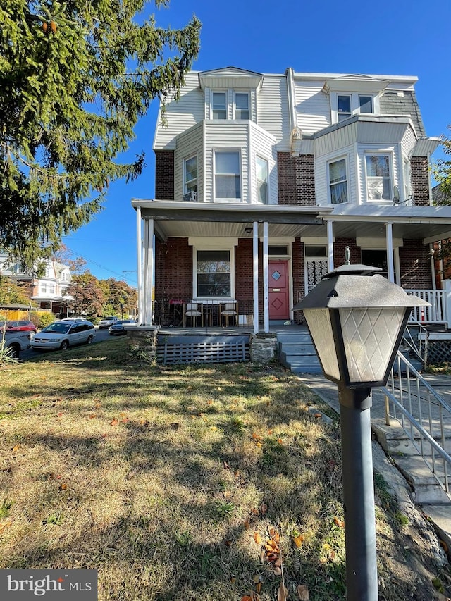 view of front facade featuring a front lawn and a porch