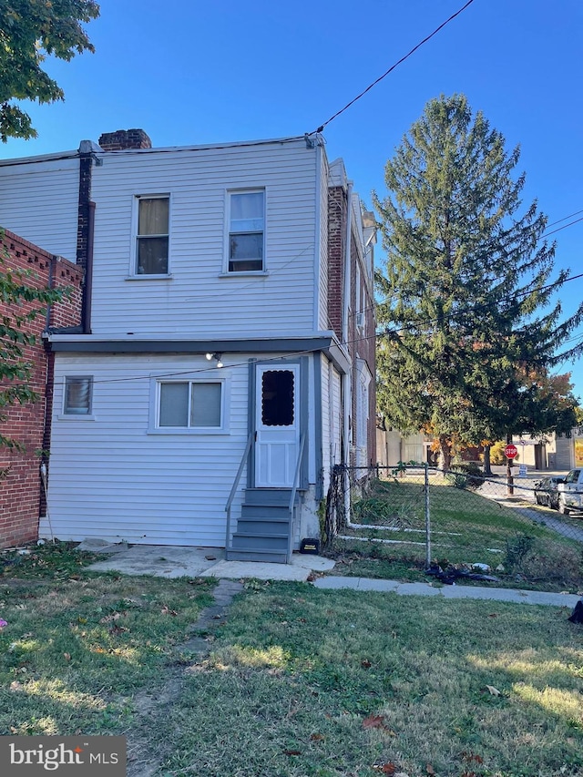 view of front facade with a front lawn