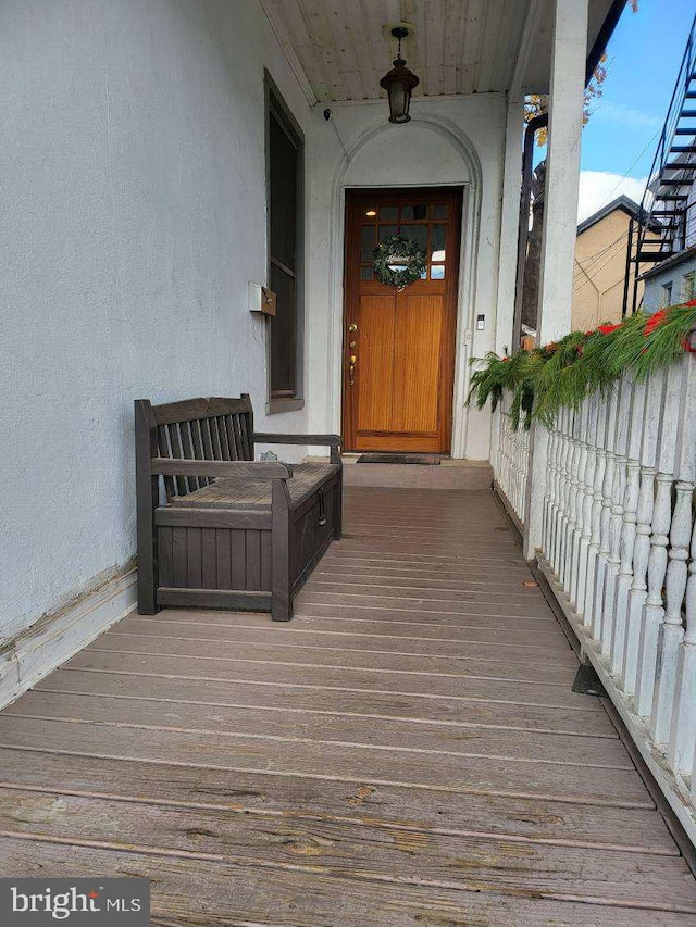 entrance to property featuring covered porch