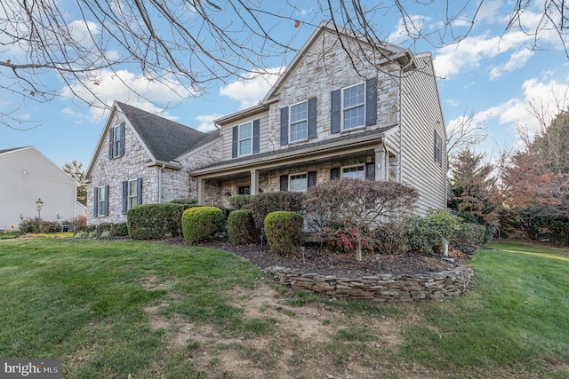 view of front of property featuring a front lawn