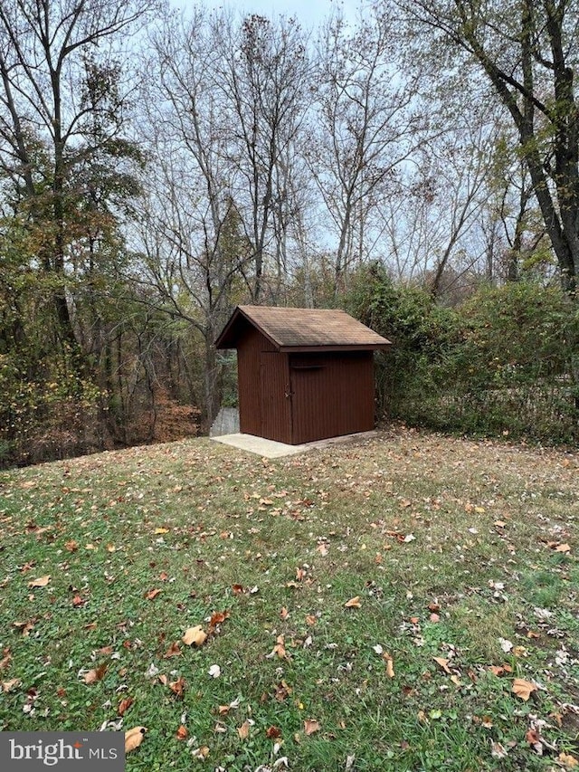 view of outdoor structure featuring a yard