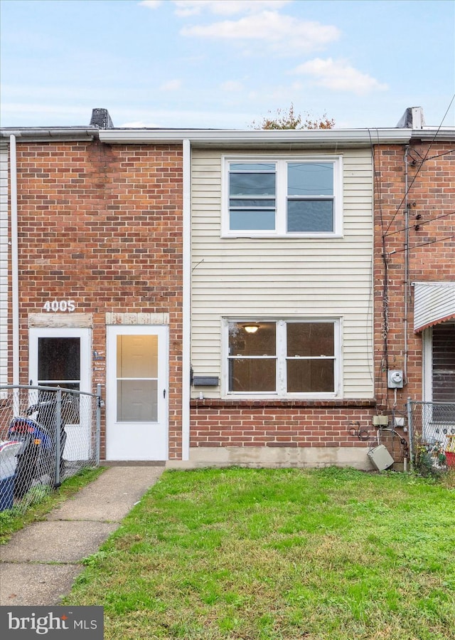 view of front of home featuring a front yard