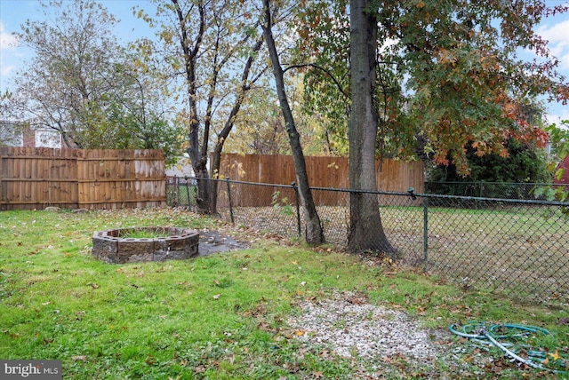 view of yard with a fire pit