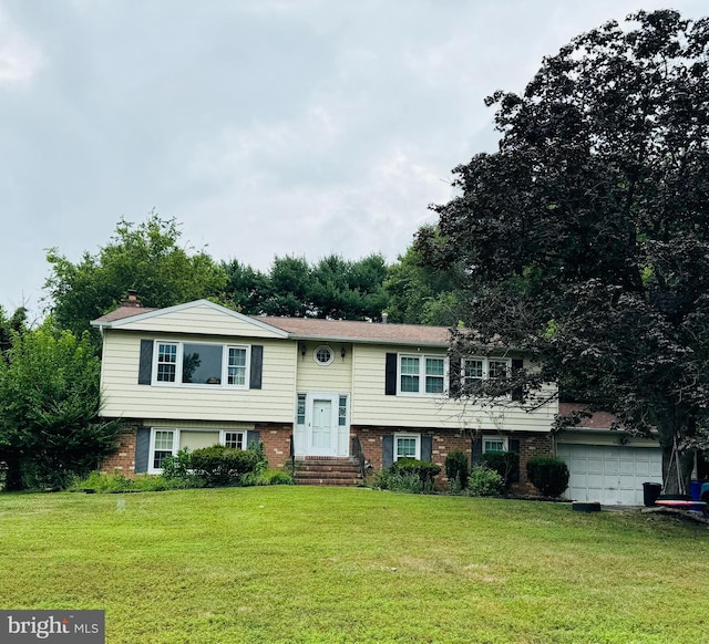 split foyer home featuring a front yard