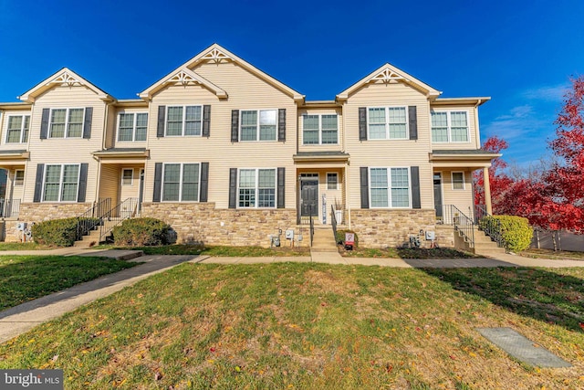 view of front of home featuring a front yard