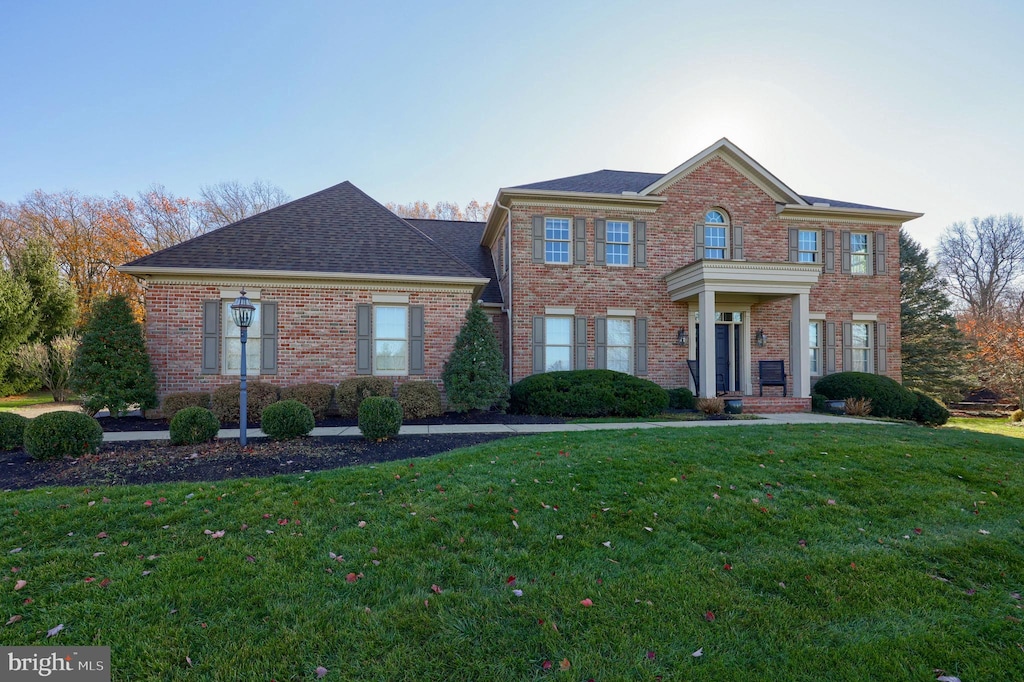 view of front of property featuring a front lawn