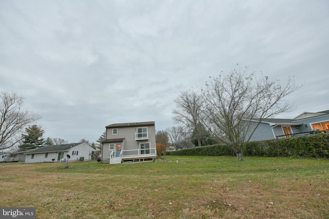 view of front facade featuring a front yard