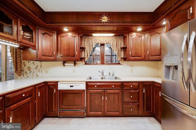 kitchen with stainless steel fridge with ice dispenser, sink, dishwashing machine, and ornamental molding