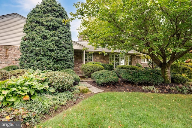 view of front facade with a front yard