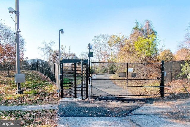 5901 Mount Eagle Dr Unit 1101, Alexandria, VA 22303 - view of gate