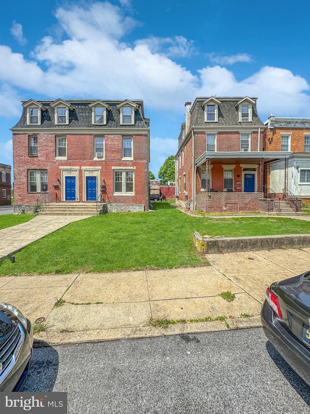 view of front of property featuring a front yard