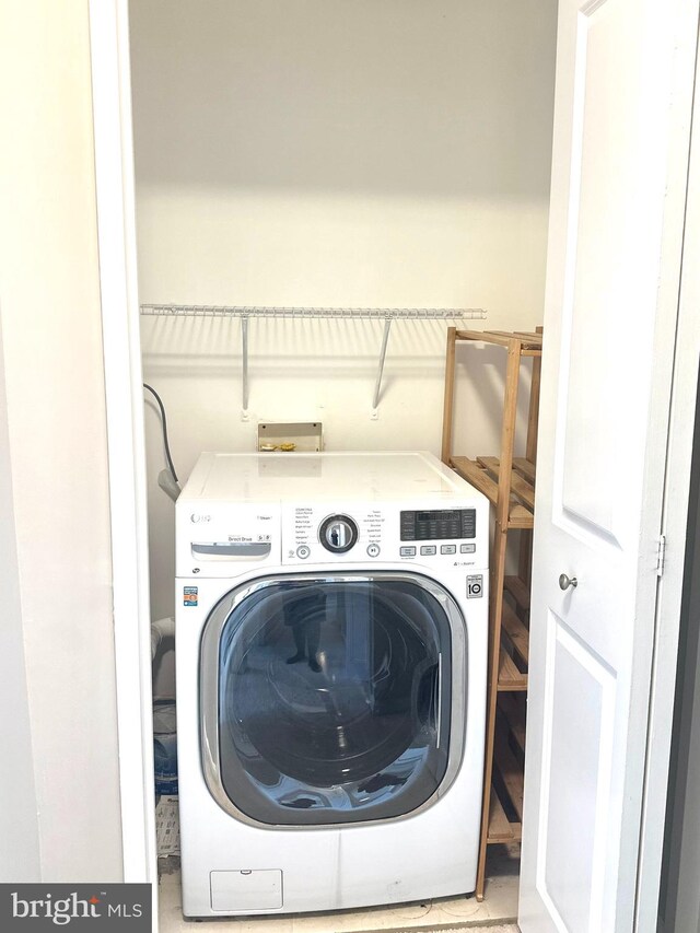 clothes washing area with washer / clothes dryer