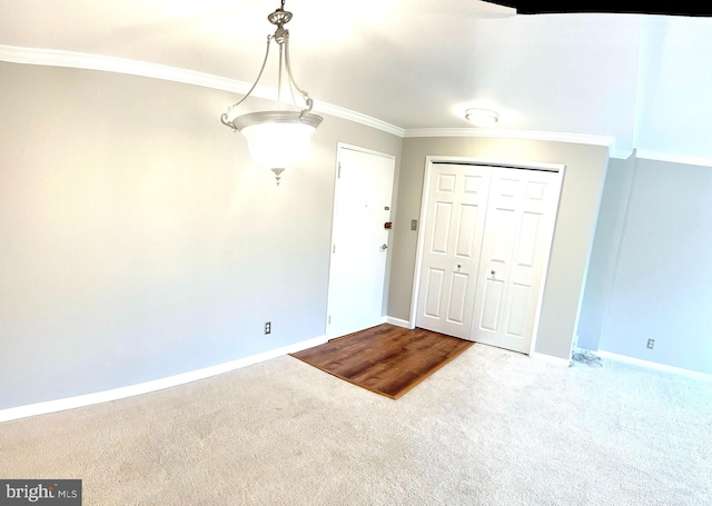 entrance foyer featuring carpet and ornamental molding