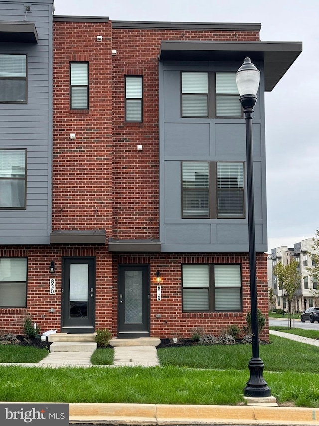 view of front of home featuring a front yard