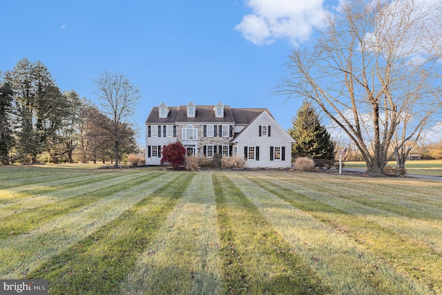 view of front of property with a front yard