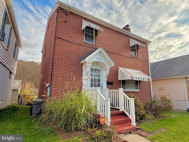 view of front of property featuring a front lawn