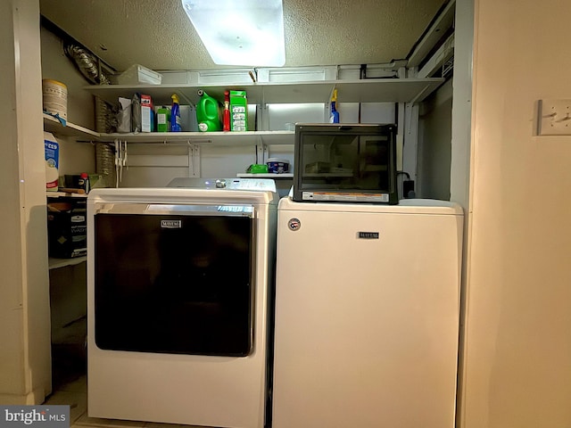 laundry area featuring a textured ceiling and independent washer and dryer