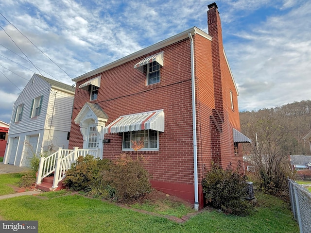 view of front of home featuring a front yard