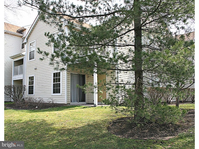 view of front facade featuring a front lawn