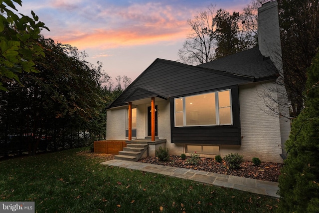 view of front of house featuring a lawn