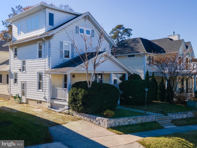 view of front facade with a front yard