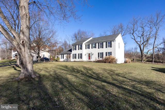 view of front of house featuring a front lawn