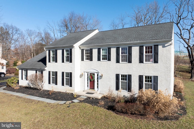 view of front of house with a front lawn