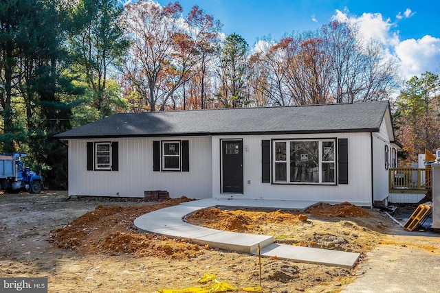 single story home featuring a shingled roof