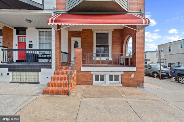 property entrance with covered porch