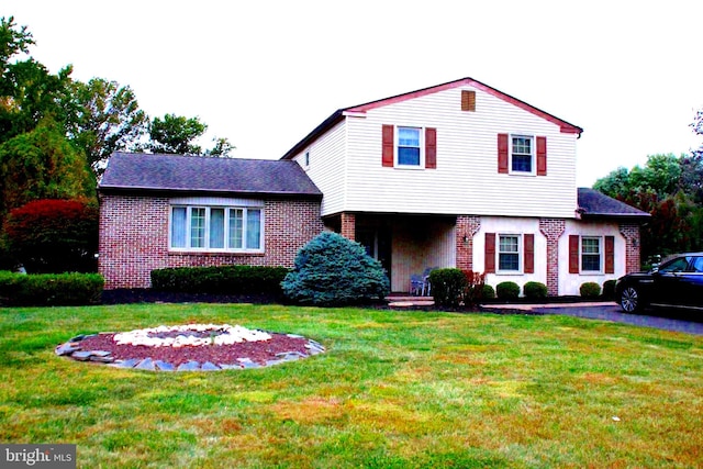 view of front of home featuring a front lawn