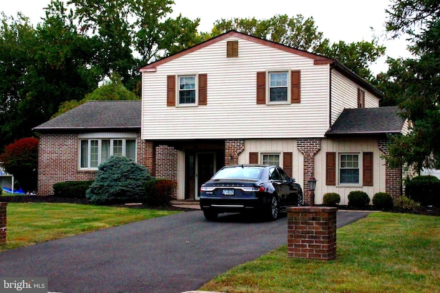 view of front facade featuring a front yard