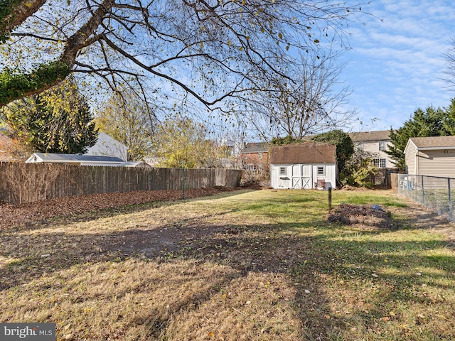 view of yard with an outbuilding