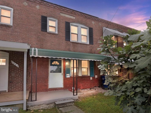 view of back house at dusk