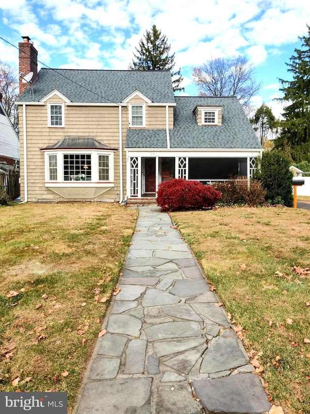 view of front facade featuring a front yard