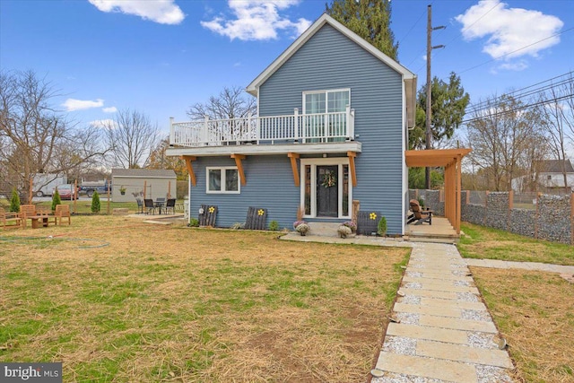 view of front of house featuring a wooden deck and a front lawn