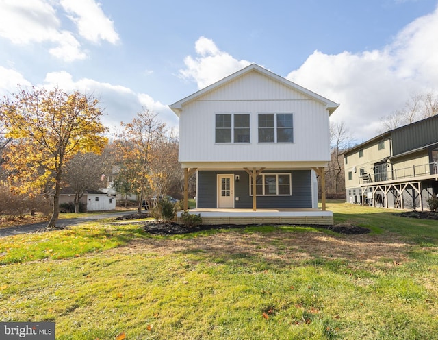 view of front of house with covered porch and a front lawn