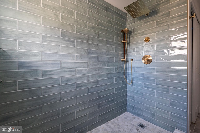 bathroom featuring a tile shower