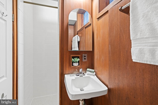 bathroom featuring sink