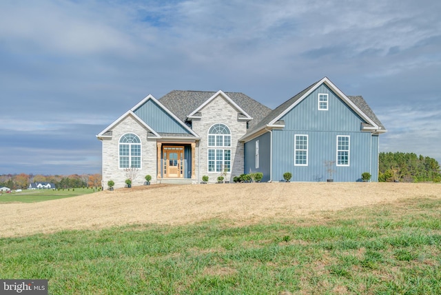 view of front facade featuring a front yard